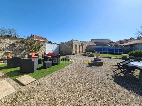 Maison de charme de 255m² proche de MATHA (17)