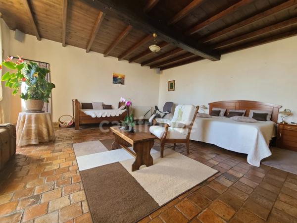 Maison de charme de 255m² proche de MATHA (17)