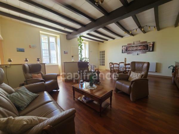 Maison de charme de 255m² proche de MATHA (17)