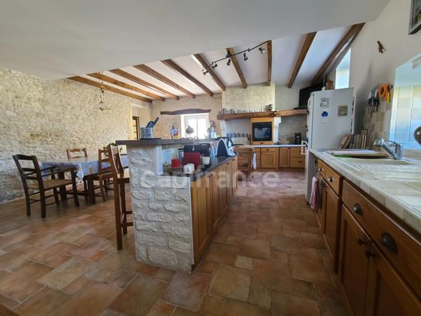 Maison de charme de 255m² proche de MATHA (17)