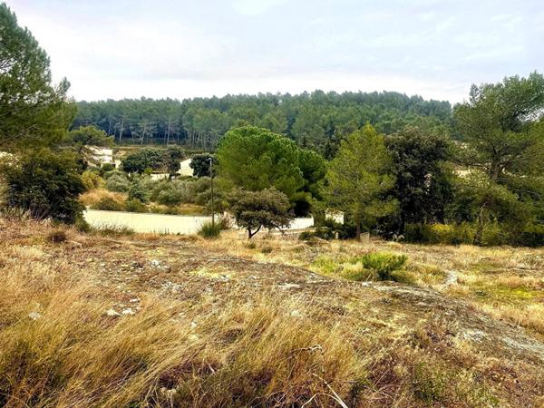 Terrain constructible Villeneuve Les Avignon 853 m2