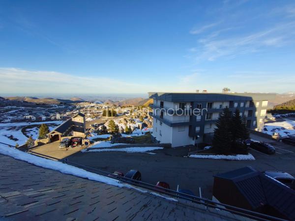 À vendre – Studio fonctionnel de 27 m² – La Pierre Saint-Martin – Emplacement privilégié

Idéalement situé au cœur de la station de ski de La Pierre Saint-Martin, à seulement quelques pas de la billetterie et des remontées mécaniques, ce studio de 27 m² offre un parfait pied-à-terre en montagne ou un excellent investissement locatif saisonnier.

Situé au 2ᵉ étage d’une résidence bien entretenue, équipée d’un ascenseur neuf, le logement se compose de :
•	Une entrée optimisée avec lit superposé
•	Un séjour lumineux doté d’un canapé-lit, ouvrant sur une vue dégagée sur la vallée, sans vis-à-vis
•	Une kitchenette équipée, fonctionnelle et pratique
•	Une salle d’eau avec douche
•	Double vitrage et volet roulant électrique
•	Chauffage électrique et cumulus récent


Le bien est vendu meublé, prêt à être utilisé ou mis en location.
Vous bénéficierez également d’une cave à skis privative fermée, accessible directement depuis la résidence.
Situé dans un environnement calme et montagnard, le studio profite d’un accès rapide aux commerces, restaurants et pistes.
Un emplacement très recherché qui séduira les amateurs de sports d’hiver comme les amoureux de la nature.

Un bien idéal pour un pied-à-terre à la montagne ou un investissement saisonnier rentable.