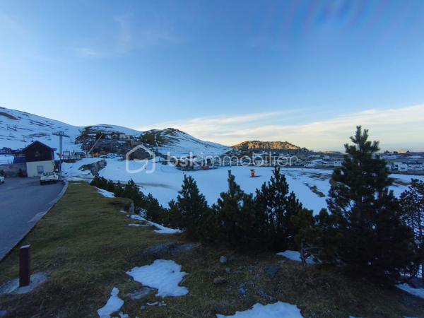 À vendre – Studio fonctionnel de 27 m² – La Pierre Saint-Martin – Emplacement privilégié

Idéalement situé au cœur de la station de ski de La Pierre Saint-Martin, à seulement quelques pas de la billetterie et des remontées mécaniques, ce studio de 27 m² offre un parfait pied-à-terre en montagne ou un excellent investissement locatif saisonnier.

Situé au 2ᵉ étage d’une résidence bien entretenue, équipée d’un ascenseur neuf, le logement se compose de :
•	Une entrée optimisée avec lit superposé
•	Un séjour lumineux doté d’un canapé-lit, ouvrant sur une vue dégagée sur la vallée, sans vis-à-vis
•	Une kitchenette équipée, fonctionnelle et pratique
•	Une salle d’eau avec douche
•	Double vitrage et volet roulant électrique
•	Chauffage électrique et cumulus récent


Le bien est vendu meublé, prêt à être utilisé ou mis en location.
Vous bénéficierez également d’une cave à skis privative fermée, accessible directement depuis la résidence.
Situé dans un environnement calme et montagnard, le studio profite d’un accès rapide aux commerces, restaurants et pistes.
Un emplacement très recherché qui séduira les amateurs de sports d’hiver comme les amoureux de la nature.

Un bien idéal pour un pied-à-terre à la montagne ou un investissement saisonnier rentable.