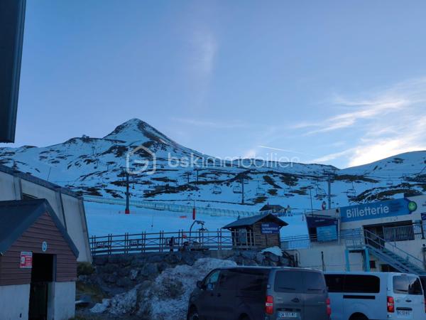 À vendre – Studio fonctionnel de 27 m² – La Pierre Saint-Martin – Emplacement privilégié

Idéalement situé au cœur de la station de ski de La Pierre Saint-Martin, à seulement quelques pas de la billetterie et des remontées mécaniques, ce studio de 27 m² offre un parfait pied-à-terre en montagne ou un excellent investissement locatif saisonnier.

Situé au 2ᵉ étage d’une résidence bien entretenue, équipée d’un ascenseur neuf, le logement se compose de :
•	Une entrée optimisée avec lit superposé
•	Un séjour lumineux doté d’un canapé-lit, ouvrant sur une vue dégagée sur la vallée, sans vis-à-vis
•	Une kitchenette équipée, fonctionnelle et pratique
•	Une salle d’eau avec douche
•	Double vitrage et volet roulant électrique
•	Chauffage électrique et cumulus récent


Le bien est vendu meublé, prêt à être utilisé ou mis en location.
Vous bénéficierez également d’une cave à skis privative fermée, accessible directement depuis la résidence.
Situé dans un environnement calme et montagnard, le studio profite d’un accès rapide aux commerces, restaurants et pistes.
Un emplacement très recherché qui séduira les amateurs de sports d’hiver comme les amoureux de la nature.

Un bien idéal pour un pied-à-terre à la montagne ou un investissement saisonnier rentable.