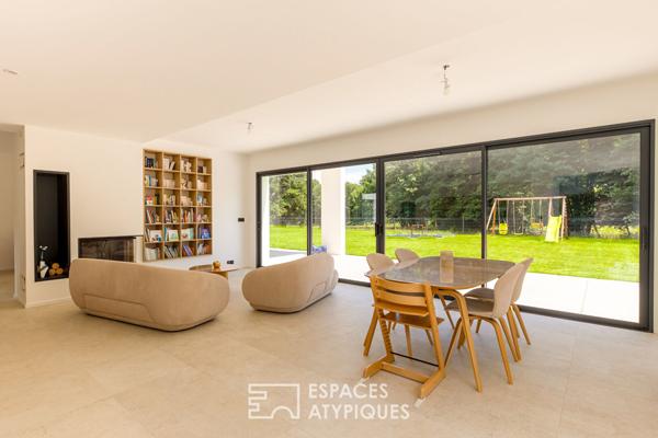 Maison neuve avec piscine à débordement et vue dégagée