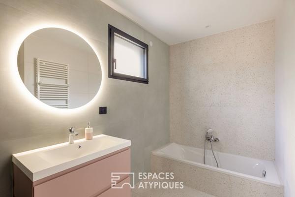 Maison neuve avec piscine à débordement et vue dégagée