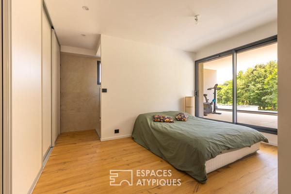 Maison neuve avec piscine à débordement et vue dégagée