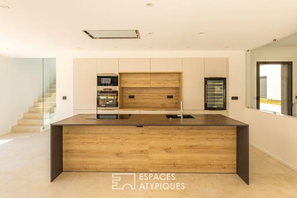 Maison neuve avec piscine à débordement et vue dégagée