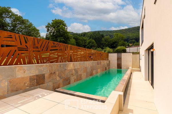 Maison neuve avec piscine à débordement et vue dégagée