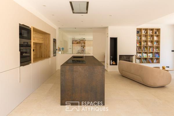 Maison neuve avec piscine à débordement et vue dégagée