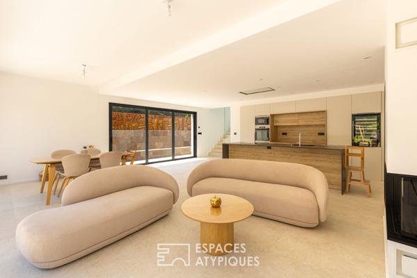 Maison neuve avec piscine à débordement et vue dégagée