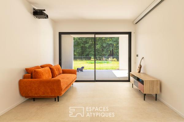 Maison neuve avec piscine à débordement et vue dégagée