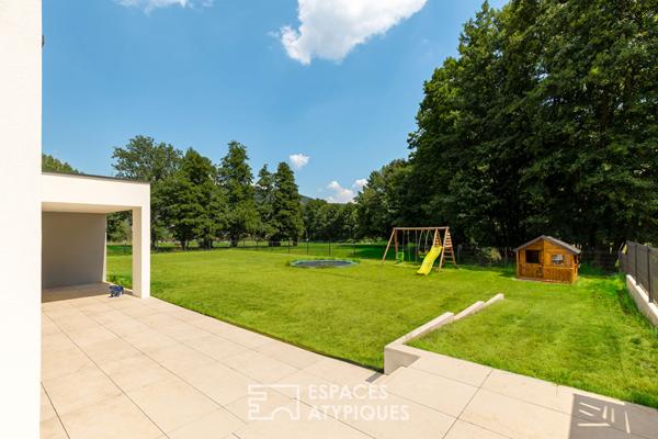 Maison neuve avec piscine à débordement et vue dégagée