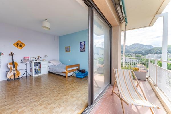 Appartement à vendre 4 pièces, étage élevé, vue exceptionnelle mer & collines & Notre Dame de la Garde, cave, garage, balcon/terrasse