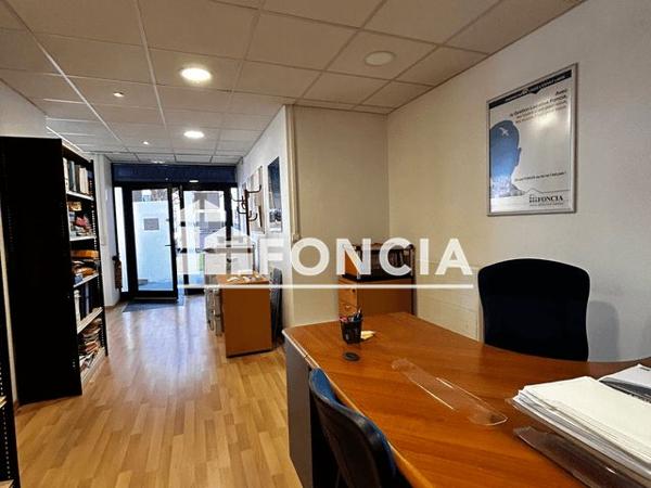 Location Local commercial 1 pièce 60 m² - 1-3-5 PLACE PORTE D'ALLINGES Evian Les Bains 74500