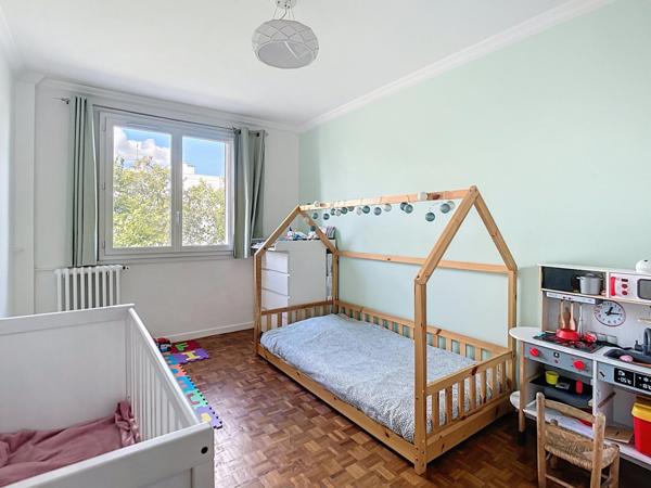 T3 lumineux- RER A 9 mn à pied / commerces à 2 pas