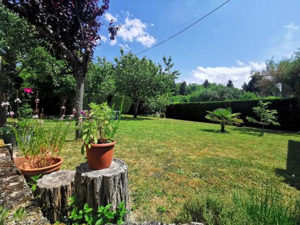 Meulière des années 20 de 4 chambres, dépendances et grand jardin en centre-ville d'Amboise