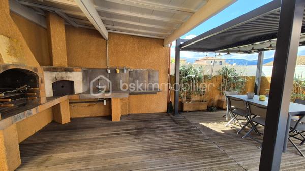A VENDRE VILLA TROIS FACES DE 160 M² SUR TERRAIN DE 488M² A LATOUR BAS ELNE - QUATRE CHAMBRES - CLIMATISATION REVERSIBLE - PISCINE ESPRIT BALI - GARAGE TRAVERSANT - ATELIER - PROCHE DE TOUS LES COMMERCES ET DES ECOLES - AUCUN TRAVAUX A PREVOIR.
Cette villa, rénovée en 2021, aux normes, se compose en rez-de chaussée d'un hall d'entrée avec dressing, d'une cuisine semi-ouverte parfaitement bien aménagée, d'une pièce à vivre baignée de lumière dotée d'un poele à granules, d'un salon cosy offrant calme et détente, d'un bureau, d'un toilette indépendant, d'une buanderie avec un accès direct au garage, d'une suite parentale avec sa salle d'eau - son dressing et son toilette privatifs, le tout en plain pied pour votre quotidien.
L'étage vous offre trois chambres au volume exceptionnel, et une salle d'eau avec son toilette.
Le stationnement, amplement aisé, permettra de garer deux véhicules sur la parcelle, en plus d'une garage traversant.
De superbes extérieurs vous attendent pour d'agréables moments de farniente en famille ou entre amis, aux abords de sa piscine chauffée, à l'ombre sur ses terrasses en bois abritées par une pergola bioclimatique. De superbes dejeuners ou diners seront favorisés par une cuisine d'été équipée d'un barbecue et de son four à pizza.
Un atelier permettra le stockage de votre outillage divers pour les plus bricoleurs.
A la recherche de confort, de prestations et de volumes dans un calme absolu, cette villa sera idéale pour une famille, en résidence principale ou secondaire.
Je reste à votre disposition pour toutes informations.

Ses atouts : climatisation réversible, menuiseries pvc double vitrage, volets roulants électriques centralisés, volumes, gout très élégant, poele à granules, aspiration centralisée, piscine chauffée.