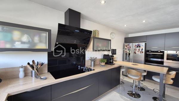 A VENDRE VILLA TROIS FACES DE 160 M² SUR TERRAIN DE 488M² A LATOUR BAS ELNE - QUATRE CHAMBRES - CLIMATISATION REVERSIBLE - PISCINE ESPRIT BALI - GARAGE TRAVERSANT - ATELIER - PROCHE DE TOUS LES COMMERCES ET DES ECOLES - AUCUN TRAVAUX A PREVOIR.
Cette villa, rénovée en 2021, aux normes, se compose en rez-de chaussée d'un hall d'entrée avec dressing, d'une cuisine semi-ouverte parfaitement bien aménagée, d'une pièce à vivre baignée de lumière dotée d'un poele à granules, d'un salon cosy offrant calme et détente, d'un bureau, d'un toilette indépendant, d'une buanderie avec un accès direct au garage, d'une suite parentale avec sa salle d'eau - son dressing et son toilette privatifs, le tout en plain pied pour votre quotidien.
L'étage vous offre trois chambres au volume exceptionnel, et une salle d'eau avec son toilette.
Le stationnement, amplement aisé, permettra de garer deux véhicules sur la parcelle, en plus d'une garage traversant.
De superbes extérieurs vous attendent pour d'agréables moments de farniente en famille ou entre amis, aux abords de sa piscine chauffée, à l'ombre sur ses terrasses en bois abritées par une pergola bioclimatique. De superbes dejeuners ou diners seront favorisés par une cuisine d'été équipée d'un barbecue et de son four à pizza.
Un atelier permettra le stockage de votre outillage divers pour les plus bricoleurs.
A la recherche de confort, de prestations et de volumes dans un calme absolu, cette villa sera idéale pour une famille, en résidence principale ou secondaire.
Je reste à votre disposition pour toutes informations.

Ses atouts : climatisation réversible, menuiseries pvc double vitrage, volets roulants électriques centralisés, volumes, gout très élégant, poele à granules, aspiration centralisée, piscine chauffée.