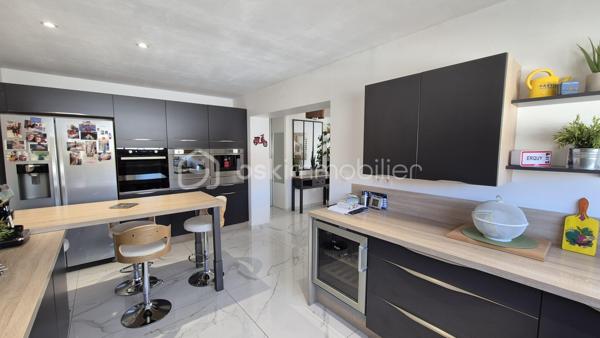 A VENDRE VILLA TROIS FACES DE 160 M² SUR TERRAIN DE 488M² A LATOUR BAS ELNE - QUATRE CHAMBRES - CLIMATISATION REVERSIBLE - PISCINE ESPRIT BALI - GARAGE TRAVERSANT - ATELIER - PROCHE DE TOUS LES COMMERCES ET DES ECOLES - AUCUN TRAVAUX A PREVOIR.
Cette villa, rénovée en 2021, aux normes, se compose en rez-de chaussée d'un hall d'entrée avec dressing, d'une cuisine semi-ouverte parfaitement bien aménagée, d'une pièce à vivre baignée de lumière dotée d'un poele à granules, d'un salon cosy offrant calme et détente, d'un bureau, d'un toilette indépendant, d'une buanderie avec un accès direct au garage, d'une suite parentale avec sa salle d'eau - son dressing et son toilette privatifs, le tout en plain pied pour votre quotidien.
L'étage vous offre trois chambres au volume exceptionnel, et une salle d'eau avec son toilette.
Le stationnement, amplement aisé, permettra de garer deux véhicules sur la parcelle, en plus d'une garage traversant.
De superbes extérieurs vous attendent pour d'agréables moments de farniente en famille ou entre amis, aux abords de sa piscine chauffée, à l'ombre sur ses terrasses en bois abritées par une pergola bioclimatique. De superbes dejeuners ou diners seront favorisés par une cuisine d'été équipée d'un barbecue et de son four à pizza.
Un atelier permettra le stockage de votre outillage divers pour les plus bricoleurs.
A la recherche de confort, de prestations et de volumes dans un calme absolu, cette villa sera idéale pour une famille, en résidence principale ou secondaire.
Je reste à votre disposition pour toutes informations.

Ses atouts : climatisation réversible, menuiseries pvc double vitrage, volets roulants électriques centralisés, volumes, gout très élégant, poele à granules, aspiration centralisée, piscine chauffée.