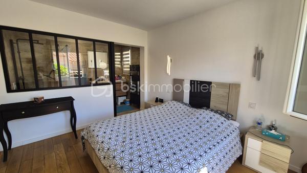 A VENDRE VILLA TROIS FACES DE 160 M² SUR TERRAIN DE 488M² A LATOUR BAS ELNE - QUATRE CHAMBRES - CLIMATISATION REVERSIBLE - PISCINE ESPRIT BALI - GARAGE TRAVERSANT - ATELIER - PROCHE DE TOUS LES COMMERCES ET DES ECOLES - AUCUN TRAVAUX A PREVOIR.
Cette villa, rénovée en 2021, aux normes, se compose en rez-de chaussée d'un hall d'entrée avec dressing, d'une cuisine semi-ouverte parfaitement bien aménagée, d'une pièce à vivre baignée de lumière dotée d'un poele à granules, d'un salon cosy offrant calme et détente, d'un bureau, d'un toilette indépendant, d'une buanderie avec un accès direct au garage, d'une suite parentale avec sa salle d'eau - son dressing et son toilette privatifs, le tout en plain pied pour votre quotidien.
L'étage vous offre trois chambres au volume exceptionnel, et une salle d'eau avec son toilette.
Le stationnement, amplement aisé, permettra de garer deux véhicules sur la parcelle, en plus d'une garage traversant.
De superbes extérieurs vous attendent pour d'agréables moments de farniente en famille ou entre amis, aux abords de sa piscine chauffée, à l'ombre sur ses terrasses en bois abritées par une pergola bioclimatique. De superbes dejeuners ou diners seront favorisés par une cuisine d'été équipée d'un barbecue et de son four à pizza.
Un atelier permettra le stockage de votre outillage divers pour les plus bricoleurs.
A la recherche de confort, de prestations et de volumes dans un calme absolu, cette villa sera idéale pour une famille, en résidence principale ou secondaire.
Je reste à votre disposition pour toutes informations.

Ses atouts : climatisation réversible, menuiseries pvc double vitrage, volets roulants électriques centralisés, volumes, gout très élégant, poele à granules, aspiration centralisée, piscine chauffée.