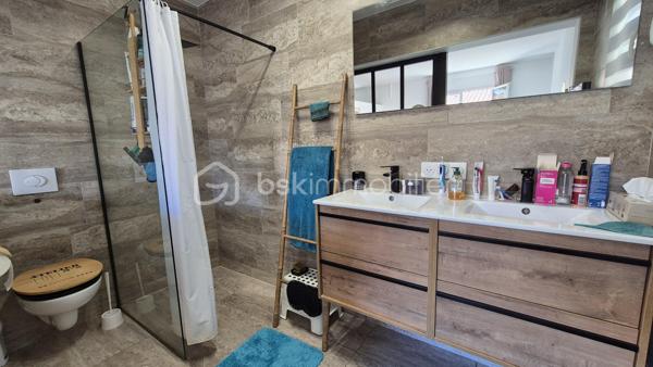A VENDRE VILLA TROIS FACES DE 160 M² SUR TERRAIN DE 488M² A LATOUR BAS ELNE - QUATRE CHAMBRES - CLIMATISATION REVERSIBLE - PISCINE ESPRIT BALI - GARAGE TRAVERSANT - ATELIER - PROCHE DE TOUS LES COMMERCES ET DES ECOLES - AUCUN TRAVAUX A PREVOIR.
Cette villa, rénovée en 2021, aux normes, se compose en rez-de chaussée d'un hall d'entrée avec dressing, d'une cuisine semi-ouverte parfaitement bien aménagée, d'une pièce à vivre baignée de lumière dotée d'un poele à granules, d'un salon cosy offrant calme et détente, d'un bureau, d'un toilette indépendant, d'une buanderie avec un accès direct au garage, d'une suite parentale avec sa salle d'eau - son dressing et son toilette privatifs, le tout en plain pied pour votre quotidien.
L'étage vous offre trois chambres au volume exceptionnel, et une salle d'eau avec son toilette.
Le stationnement, amplement aisé, permettra de garer deux véhicules sur la parcelle, en plus d'une garage traversant.
De superbes extérieurs vous attendent pour d'agréables moments de farniente en famille ou entre amis, aux abords de sa piscine chauffée, à l'ombre sur ses terrasses en bois abritées par une pergola bioclimatique. De superbes dejeuners ou diners seront favorisés par une cuisine d'été équipée d'un barbecue et de son four à pizza.
Un atelier permettra le stockage de votre outillage divers pour les plus bricoleurs.
A la recherche de confort, de prestations et de volumes dans un calme absolu, cette villa sera idéale pour une famille, en résidence principale ou secondaire.
Je reste à votre disposition pour toutes informations.

Ses atouts : climatisation réversible, menuiseries pvc double vitrage, volets roulants électriques centralisés, volumes, gout très élégant, poele à granules, aspiration centralisée, piscine chauffée.