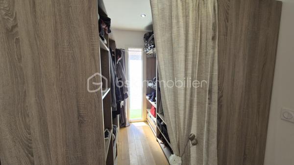 A VENDRE VILLA TROIS FACES DE 160 M² SUR TERRAIN DE 488M² A LATOUR BAS ELNE - QUATRE CHAMBRES - CLIMATISATION REVERSIBLE - PISCINE ESPRIT BALI - GARAGE TRAVERSANT - ATELIER - PROCHE DE TOUS LES COMMERCES ET DES ECOLES - AUCUN TRAVAUX A PREVOIR.
Cette villa, rénovée en 2021, aux normes, se compose en rez-de chaussée d'un hall d'entrée avec dressing, d'une cuisine semi-ouverte parfaitement bien aménagée, d'une pièce à vivre baignée de lumière dotée d'un poele à granules, d'un salon cosy offrant calme et détente, d'un bureau, d'un toilette indépendant, d'une buanderie avec un accès direct au garage, d'une suite parentale avec sa salle d'eau - son dressing et son toilette privatifs, le tout en plain pied pour votre quotidien.
L'étage vous offre trois chambres au volume exceptionnel, et une salle d'eau avec son toilette.
Le stationnement, amplement aisé, permettra de garer deux véhicules sur la parcelle, en plus d'une garage traversant.
De superbes extérieurs vous attendent pour d'agréables moments de farniente en famille ou entre amis, aux abords de sa piscine chauffée, à l'ombre sur ses terrasses en bois abritées par une pergola bioclimatique. De superbes dejeuners ou diners seront favorisés par une cuisine d'été équipée d'un barbecue et de son four à pizza.
Un atelier permettra le stockage de votre outillage divers pour les plus bricoleurs.
A la recherche de confort, de prestations et de volumes dans un calme absolu, cette villa sera idéale pour une famille, en résidence principale ou secondaire.
Je reste à votre disposition pour toutes informations.

Ses atouts : climatisation réversible, menuiseries pvc double vitrage, volets roulants électriques centralisés, volumes, gout très élégant, poele à granules, aspiration centralisée, piscine chauffée.