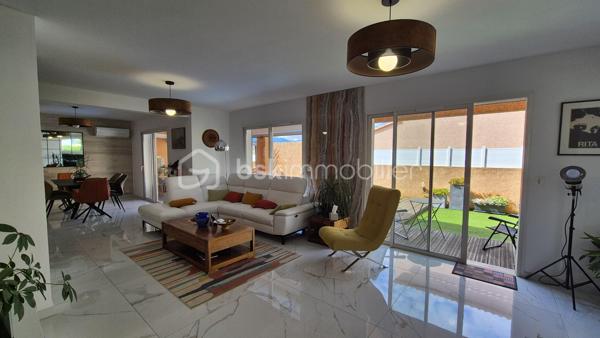 A VENDRE VILLA TROIS FACES DE 160 M² SUR TERRAIN DE 488M² A LATOUR BAS ELNE - QUATRE CHAMBRES - CLIMATISATION REVERSIBLE - PISCINE ESPRIT BALI - GARAGE TRAVERSANT - ATELIER - PROCHE DE TOUS LES COMMERCES ET DES ECOLES - AUCUN TRAVAUX A PREVOIR.
Cette villa, rénovée en 2021, aux normes, se compose en rez-de chaussée d'un hall d'entrée avec dressing, d'une cuisine semi-ouverte parfaitement bien aménagée, d'une pièce à vivre baignée de lumière dotée d'un poele à granules, d'un salon cosy offrant calme et détente, d'un bureau, d'un toilette indépendant, d'une buanderie avec un accès direct au garage, d'une suite parentale avec sa salle d'eau - son dressing et son toilette privatifs, le tout en plain pied pour votre quotidien.
L'étage vous offre trois chambres au volume exceptionnel, et une salle d'eau avec son toilette.
Le stationnement, amplement aisé, permettra de garer deux véhicules sur la parcelle, en plus d'une garage traversant.
De superbes extérieurs vous attendent pour d'agréables moments de farniente en famille ou entre amis, aux abords de sa piscine chauffée, à l'ombre sur ses terrasses en bois abritées par une pergola bioclimatique. De superbes dejeuners ou diners seront favorisés par une cuisine d'été équipée d'un barbecue et de son four à pizza.
Un atelier permettra le stockage de votre outillage divers pour les plus bricoleurs.
A la recherche de confort, de prestations et de volumes dans un calme absolu, cette villa sera idéale pour une famille, en résidence principale ou secondaire.
Je reste à votre disposition pour toutes informations.

Ses atouts : climatisation réversible, menuiseries pvc double vitrage, volets roulants électriques centralisés, volumes, gout très élégant, poele à granules, aspiration centralisée, piscine chauffée.