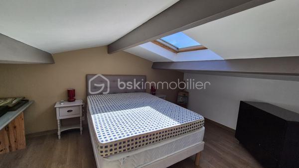 A VENDRE VILLA TROIS FACES DE 160 M² SUR TERRAIN DE 488M² A LATOUR BAS ELNE - QUATRE CHAMBRES - CLIMATISATION REVERSIBLE - PISCINE ESPRIT BALI - GARAGE TRAVERSANT - ATELIER - PROCHE DE TOUS LES COMMERCES ET DES ECOLES - AUCUN TRAVAUX A PREVOIR.
Cette villa, rénovée en 2021, aux normes, se compose en rez-de chaussée d'un hall d'entrée avec dressing, d'une cuisine semi-ouverte parfaitement bien aménagée, d'une pièce à vivre baignée de lumière dotée d'un poele à granules, d'un salon cosy offrant calme et détente, d'un bureau, d'un toilette indépendant, d'une buanderie avec un accès direct au garage, d'une suite parentale avec sa salle d'eau - son dressing et son toilette privatifs, le tout en plain pied pour votre quotidien.
L'étage vous offre trois chambres au volume exceptionnel, et une salle d'eau avec son toilette.
Le stationnement, amplement aisé, permettra de garer deux véhicules sur la parcelle, en plus d'une garage traversant.
De superbes extérieurs vous attendent pour d'agréables moments de farniente en famille ou entre amis, aux abords de sa piscine chauffée, à l'ombre sur ses terrasses en bois abritées par une pergola bioclimatique. De superbes dejeuners ou diners seront favorisés par une cuisine d'été équipée d'un barbecue et de son four à pizza.
Un atelier permettra le stockage de votre outillage divers pour les plus bricoleurs.
A la recherche de confort, de prestations et de volumes dans un calme absolu, cette villa sera idéale pour une famille, en résidence principale ou secondaire.
Je reste à votre disposition pour toutes informations.

Ses atouts : climatisation réversible, menuiseries pvc double vitrage, volets roulants électriques centralisés, volumes, gout très élégant, poele à granules, aspiration centralisée, piscine chauffée.