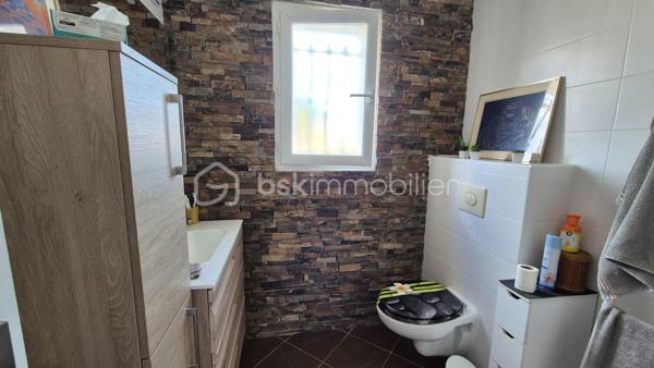 A VENDRE VILLA TROIS FACES DE 160 M² SUR TERRAIN DE 488M² A LATOUR BAS ELNE - QUATRE CHAMBRES - CLIMATISATION REVERSIBLE - PISCINE ESPRIT BALI - GARAGE TRAVERSANT - ATELIER - PROCHE DE TOUS LES COMMERCES ET DES ECOLES - AUCUN TRAVAUX A PREVOIR.
Cette villa, rénovée en 2021, aux normes, se compose en rez-de chaussée d'un hall d'entrée avec dressing, d'une cuisine semi-ouverte parfaitement bien aménagée, d'une pièce à vivre baignée de lumière dotée d'un poele à granules, d'un salon cosy offrant calme et détente, d'un bureau, d'un toilette indépendant, d'une buanderie avec un accès direct au garage, d'une suite parentale avec sa salle d'eau - son dressing et son toilette privatifs, le tout en plain pied pour votre quotidien.
L'étage vous offre trois chambres au volume exceptionnel, et une salle d'eau avec son toilette.
Le stationnement, amplement aisé, permettra de garer deux véhicules sur la parcelle, en plus d'une garage traversant.
De superbes extérieurs vous attendent pour d'agréables moments de farniente en famille ou entre amis, aux abords de sa piscine chauffée, à l'ombre sur ses terrasses en bois abritées par une pergola bioclimatique. De superbes dejeuners ou diners seront favorisés par une cuisine d'été équipée d'un barbecue et de son four à pizza.
Un atelier permettra le stockage de votre outillage divers pour les plus bricoleurs.
A la recherche de confort, de prestations et de volumes dans un calme absolu, cette villa sera idéale pour une famille, en résidence principale ou secondaire.
Je reste à votre disposition pour toutes informations.

Ses atouts : climatisation réversible, menuiseries pvc double vitrage, volets roulants électriques centralisés, volumes, gout très élégant, poele à granules, aspiration centralisée, piscine chauffée.