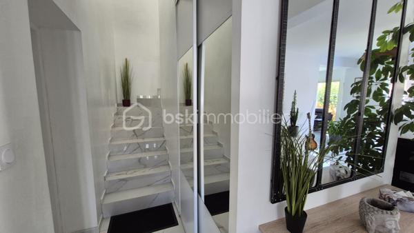 A VENDRE VILLA TROIS FACES DE 160 M² SUR TERRAIN DE 488M² A LATOUR BAS ELNE - QUATRE CHAMBRES - CLIMATISATION REVERSIBLE - PISCINE ESPRIT BALI - GARAGE TRAVERSANT - ATELIER - PROCHE DE TOUS LES COMMERCES ET DES ECOLES - AUCUN TRAVAUX A PREVOIR.
Cette villa, rénovée en 2021, aux normes, se compose en rez-de chaussée d'un hall d'entrée avec dressing, d'une cuisine semi-ouverte parfaitement bien aménagée, d'une pièce à vivre baignée de lumière dotée d'un poele à granules, d'un salon cosy offrant calme et détente, d'un bureau, d'un toilette indépendant, d'une buanderie avec un accès direct au garage, d'une suite parentale avec sa salle d'eau - son dressing et son toilette privatifs, le tout en plain pied pour votre quotidien.
L'étage vous offre trois chambres au volume exceptionnel, et une salle d'eau avec son toilette.
Le stationnement, amplement aisé, permettra de garer deux véhicules sur la parcelle, en plus d'une garage traversant.
De superbes extérieurs vous attendent pour d'agréables moments de farniente en famille ou entre amis, aux abords de sa piscine chauffée, à l'ombre sur ses terrasses en bois abritées par une pergola bioclimatique. De superbes dejeuners ou diners seront favorisés par une cuisine d'été équipée d'un barbecue et de son four à pizza.
Un atelier permettra le stockage de votre outillage divers pour les plus bricoleurs.
A la recherche de confort, de prestations et de volumes dans un calme absolu, cette villa sera idéale pour une famille, en résidence principale ou secondaire.
Je reste à votre disposition pour toutes informations.

Ses atouts : climatisation réversible, menuiseries pvc double vitrage, volets roulants électriques centralisés, volumes, gout très élégant, poele à granules, aspiration centralisée, piscine chauffée.
