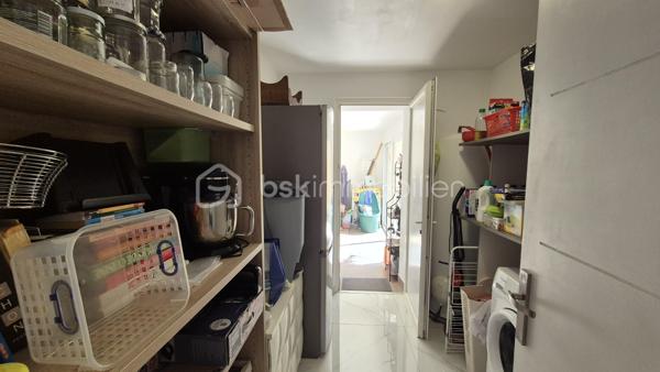 A VENDRE VILLA TROIS FACES DE 160 M² SUR TERRAIN DE 488M² A LATOUR BAS ELNE - QUATRE CHAMBRES - CLIMATISATION REVERSIBLE - PISCINE ESPRIT BALI - GARAGE TRAVERSANT - ATELIER - PROCHE DE TOUS LES COMMERCES ET DES ECOLES - AUCUN TRAVAUX A PREVOIR.
Cette villa, rénovée en 2021, aux normes, se compose en rez-de chaussée d'un hall d'entrée avec dressing, d'une cuisine semi-ouverte parfaitement bien aménagée, d'une pièce à vivre baignée de lumière dotée d'un poele à granules, d'un salon cosy offrant calme et détente, d'un bureau, d'un toilette indépendant, d'une buanderie avec un accès direct au garage, d'une suite parentale avec sa salle d'eau - son dressing et son toilette privatifs, le tout en plain pied pour votre quotidien.
L'étage vous offre trois chambres au volume exceptionnel, et une salle d'eau avec son toilette.
Le stationnement, amplement aisé, permettra de garer deux véhicules sur la parcelle, en plus d'une garage traversant.
De superbes extérieurs vous attendent pour d'agréables moments de farniente en famille ou entre amis, aux abords de sa piscine chauffée, à l'ombre sur ses terrasses en bois abritées par une pergola bioclimatique. De superbes dejeuners ou diners seront favorisés par une cuisine d'été équipée d'un barbecue et de son four à pizza.
Un atelier permettra le stockage de votre outillage divers pour les plus bricoleurs.
A la recherche de confort, de prestations et de volumes dans un calme absolu, cette villa sera idéale pour une famille, en résidence principale ou secondaire.
Je reste à votre disposition pour toutes informations.

Ses atouts : climatisation réversible, menuiseries pvc double vitrage, volets roulants électriques centralisés, volumes, gout très élégant, poele à granules, aspiration centralisée, piscine chauffée.