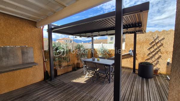 A VENDRE VILLA TROIS FACES DE 160 M² SUR TERRAIN DE 488M² A LATOUR BAS ELNE - QUATRE CHAMBRES - CLIMATISATION REVERSIBLE - PISCINE ESPRIT BALI - GARAGE TRAVERSANT - ATELIER - PROCHE DE TOUS LES COMMERCES ET DES ECOLES - AUCUN TRAVAUX A PREVOIR.
Cette villa, rénovée en 2021, aux normes, se compose en rez-de chaussée d'un hall d'entrée avec dressing, d'une cuisine semi-ouverte parfaitement bien aménagée, d'une pièce à vivre baignée de lumière dotée d'un poele à granules, d'un salon cosy offrant calme et détente, d'un bureau, d'un toilette indépendant, d'une buanderie avec un accès direct au garage, d'une suite parentale avec sa salle d'eau - son dressing et son toilette privatifs, le tout en plain pied pour votre quotidien.
L'étage vous offre trois chambres au volume exceptionnel, et une salle d'eau avec son toilette.
Le stationnement, amplement aisé, permettra de garer deux véhicules sur la parcelle, en plus d'une garage traversant.
De superbes extérieurs vous attendent pour d'agréables moments de farniente en famille ou entre amis, aux abords de sa piscine chauffée, à l'ombre sur ses terrasses en bois abritées par une pergola bioclimatique. De superbes dejeuners ou diners seront favorisés par une cuisine d'été équipée d'un barbecue et de son four à pizza.
Un atelier permettra le stockage de votre outillage divers pour les plus bricoleurs.
A la recherche de confort, de prestations et de volumes dans un calme absolu, cette villa sera idéale pour une famille, en résidence principale ou secondaire.
Je reste à votre disposition pour toutes informations.

Ses atouts : climatisation réversible, menuiseries pvc double vitrage, volets roulants électriques centralisés, volumes, gout très élégant, poele à granules, aspiration centralisée, piscine chauffée.
