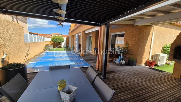 A VENDRE VILLA TROIS FACES DE 160 M² SUR TERRAIN DE 488M² A LATOUR BAS ELNE - QUATRE CHAMBRES - CLIMATISATION REVERSIBLE - PISCINE ESPRIT BALI - GARAGE TRAVERSANT - ATELIER - PROCHE DE TOUS LES COMMERCES ET DES ECOLES - AUCUN TRAVAUX A PREVOIR.
Cette villa, rénovée en 2021, aux normes, se compose en rez-de chaussée d'un hall d'entrée avec dressing, d'une cuisine semi-ouverte parfaitement bien aménagée, d'une pièce à vivre baignée de lumière dotée d'un poele à granules, d'un salon cosy offrant calme et détente, d'un bureau, d'un toilette indépendant, d'une buanderie avec un accès direct au garage, d'une suite parentale avec sa salle d'eau - son dressing et son toilette privatifs, le tout en plain pied pour votre quotidien.
L'étage vous offre trois chambres au volume exceptionnel, et une salle d'eau avec son toilette.
Le stationnement, amplement aisé, permettra de garer deux véhicules sur la parcelle, en plus d'une garage traversant.
De superbes extérieurs vous attendent pour d'agréables moments de farniente en famille ou entre amis, aux abords de sa piscine chauffée, à l'ombre sur ses terrasses en bois abritées par une pergola bioclimatique. De superbes dejeuners ou diners seront favorisés par une cuisine d'été équipée d'un barbecue et de son four à pizza.
Un atelier permettra le stockage de votre outillage divers pour les plus bricoleurs.
A la recherche de confort, de prestations et de volumes dans un calme absolu, cette villa sera idéale pour une famille, en résidence principale ou secondaire.
Je reste à votre disposition pour toutes informations.

Ses atouts : climatisation réversible, menuiseries pvc double vitrage, volets roulants électriques centralisés, volumes, gout très élégant, poele à granules, aspiration centralisée, piscine chauffée.