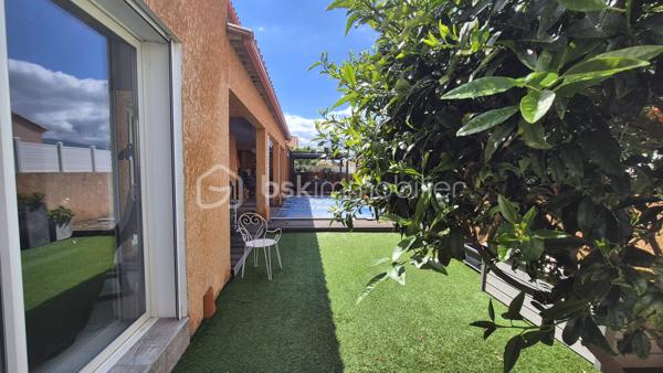 A VENDRE VILLA TROIS FACES DE 160 M² SUR TERRAIN DE 488M² A LATOUR BAS ELNE - QUATRE CHAMBRES - CLIMATISATION REVERSIBLE - PISCINE ESPRIT BALI - GARAGE TRAVERSANT - ATELIER - PROCHE DE TOUS LES COMMERCES ET DES ECOLES - AUCUN TRAVAUX A PREVOIR.
Cette villa, rénovée en 2021, aux normes, se compose en rez-de chaussée d'un hall d'entrée avec dressing, d'une cuisine semi-ouverte parfaitement bien aménagée, d'une pièce à vivre baignée de lumière dotée d'un poele à granules, d'un salon cosy offrant calme et détente, d'un bureau, d'un toilette indépendant, d'une buanderie avec un accès direct au garage, d'une suite parentale avec sa salle d'eau - son dressing et son toilette privatifs, le tout en plain pied pour votre quotidien.
L'étage vous offre trois chambres au volume exceptionnel, et une salle d'eau avec son toilette.
Le stationnement, amplement aisé, permettra de garer deux véhicules sur la parcelle, en plus d'une garage traversant.
De superbes extérieurs vous attendent pour d'agréables moments de farniente en famille ou entre amis, aux abords de sa piscine chauffée, à l'ombre sur ses terrasses en bois abritées par une pergola bioclimatique. De superbes dejeuners ou diners seront favorisés par une cuisine d'été équipée d'un barbecue et de son four à pizza.
Un atelier permettra le stockage de votre outillage divers pour les plus bricoleurs.
A la recherche de confort, de prestations et de volumes dans un calme absolu, cette villa sera idéale pour une famille, en résidence principale ou secondaire.
Je reste à votre disposition pour toutes informations.

Ses atouts : climatisation réversible, menuiseries pvc double vitrage, volets roulants électriques centralisés, volumes, gout très élégant, poele à granules, aspiration centralisée, piscine chauffée.