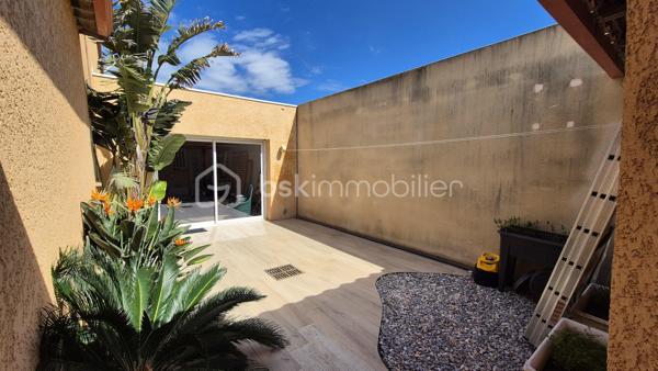 A VENDRE VILLA TROIS FACES DE 160 M² SUR TERRAIN DE 488M² A LATOUR BAS ELNE - QUATRE CHAMBRES - CLIMATISATION REVERSIBLE - PISCINE ESPRIT BALI - GARAGE TRAVERSANT - ATELIER - PROCHE DE TOUS LES COMMERCES ET DES ECOLES - AUCUN TRAVAUX A PREVOIR.
Cette villa, rénovée en 2021, aux normes, se compose en rez-de chaussée d'un hall d'entrée avec dressing, d'une cuisine semi-ouverte parfaitement bien aménagée, d'une pièce à vivre baignée de lumière dotée d'un poele à granules, d'un salon cosy offrant calme et détente, d'un bureau, d'un toilette indépendant, d'une buanderie avec un accès direct au garage, d'une suite parentale avec sa salle d'eau - son dressing et son toilette privatifs, le tout en plain pied pour votre quotidien.
L'étage vous offre trois chambres au volume exceptionnel, et une salle d'eau avec son toilette.
Le stationnement, amplement aisé, permettra de garer deux véhicules sur la parcelle, en plus d'une garage traversant.
De superbes extérieurs vous attendent pour d'agréables moments de farniente en famille ou entre amis, aux abords de sa piscine chauffée, à l'ombre sur ses terrasses en bois abritées par une pergola bioclimatique. De superbes dejeuners ou diners seront favorisés par une cuisine d'été équipée d'un barbecue et de son four à pizza.
Un atelier permettra le stockage de votre outillage divers pour les plus bricoleurs.
A la recherche de confort, de prestations et de volumes dans un calme absolu, cette villa sera idéale pour une famille, en résidence principale ou secondaire.
Je reste à votre disposition pour toutes informations.

Ses atouts : climatisation réversible, menuiseries pvc double vitrage, volets roulants électriques centralisés, volumes, gout très élégant, poele à granules, aspiration centralisée, piscine chauffée.