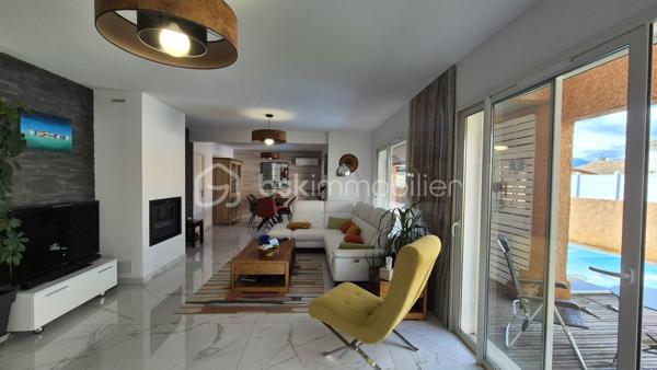 A VENDRE VILLA TROIS FACES DE 160 M² SUR TERRAIN DE 488M² A LATOUR BAS ELNE - QUATRE CHAMBRES - CLIMATISATION REVERSIBLE - PISCINE ESPRIT BALI - GARAGE TRAVERSANT - ATELIER - PROCHE DE TOUS LES COMMERCES ET DES ECOLES - AUCUN TRAVAUX A PREVOIR.
Cette villa, rénovée en 2021, aux normes, se compose en rez-de chaussée d'un hall d'entrée avec dressing, d'une cuisine semi-ouverte parfaitement bien aménagée, d'une pièce à vivre baignée de lumière dotée d'un poele à granules, d'un salon cosy offrant calme et détente, d'un bureau, d'un toilette indépendant, d'une buanderie avec un accès direct au garage, d'une suite parentale avec sa salle d'eau - son dressing et son toilette privatifs, le tout en plain pied pour votre quotidien.
L'étage vous offre trois chambres au volume exceptionnel, et une salle d'eau avec son toilette.
Le stationnement, amplement aisé, permettra de garer deux véhicules sur la parcelle, en plus d'une garage traversant.
De superbes extérieurs vous attendent pour d'agréables moments de farniente en famille ou entre amis, aux abords de sa piscine chauffée, à l'ombre sur ses terrasses en bois abritées par une pergola bioclimatique. De superbes dejeuners ou diners seront favorisés par une cuisine d'été équipée d'un barbecue et de son four à pizza.
Un atelier permettra le stockage de votre outillage divers pour les plus bricoleurs.
A la recherche de confort, de prestations et de volumes dans un calme absolu, cette villa sera idéale pour une famille, en résidence principale ou secondaire.
Je reste à votre disposition pour toutes informations.

Ses atouts : climatisation réversible, menuiseries pvc double vitrage, volets roulants électriques centralisés, volumes, gout très élégant, poele à granules, aspiration centralisée, piscine chauffée.