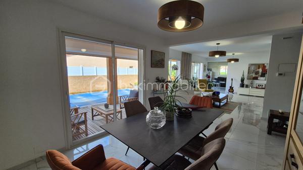 A VENDRE VILLA TROIS FACES DE 160 M² SUR TERRAIN DE 488M² A LATOUR BAS ELNE - QUATRE CHAMBRES - CLIMATISATION REVERSIBLE - PISCINE ESPRIT BALI - GARAGE TRAVERSANT - ATELIER - PROCHE DE TOUS LES COMMERCES ET DES ECOLES - AUCUN TRAVAUX A PREVOIR.
Cette villa, rénovée en 2021, aux normes, se compose en rez-de chaussée d'un hall d'entrée avec dressing, d'une cuisine semi-ouverte parfaitement bien aménagée, d'une pièce à vivre baignée de lumière dotée d'un poele à granules, d'un salon cosy offrant calme et détente, d'un bureau, d'un toilette indépendant, d'une buanderie avec un accès direct au garage, d'une suite parentale avec sa salle d'eau - son dressing et son toilette privatifs, le tout en plain pied pour votre quotidien.
L'étage vous offre trois chambres au volume exceptionnel, et une salle d'eau avec son toilette.
Le stationnement, amplement aisé, permettra de garer deux véhicules sur la parcelle, en plus d'une garage traversant.
De superbes extérieurs vous attendent pour d'agréables moments de farniente en famille ou entre amis, aux abords de sa piscine chauffée, à l'ombre sur ses terrasses en bois abritées par une pergola bioclimatique. De superbes dejeuners ou diners seront favorisés par une cuisine d'été équipée d'un barbecue et de son four à pizza.
Un atelier permettra le stockage de votre outillage divers pour les plus bricoleurs.
A la recherche de confort, de prestations et de volumes dans un calme absolu, cette villa sera idéale pour une famille, en résidence principale ou secondaire.
Je reste à votre disposition pour toutes informations.

Ses atouts : climatisation réversible, menuiseries pvc double vitrage, volets roulants électriques centralisés, volumes, gout très élégant, poele à granules, aspiration centralisée, piscine chauffée.