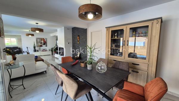 A VENDRE VILLA TROIS FACES DE 160 M² SUR TERRAIN DE 488M² A LATOUR BAS ELNE - QUATRE CHAMBRES - CLIMATISATION REVERSIBLE - PISCINE ESPRIT BALI - GARAGE TRAVERSANT - ATELIER - PROCHE DE TOUS LES COMMERCES ET DES ECOLES - AUCUN TRAVAUX A PREVOIR.
Cette villa, rénovée en 2021, aux normes, se compose en rez-de chaussée d'un hall d'entrée avec dressing, d'une cuisine semi-ouverte parfaitement bien aménagée, d'une pièce à vivre baignée de lumière dotée d'un poele à granules, d'un salon cosy offrant calme et détente, d'un bureau, d'un toilette indépendant, d'une buanderie avec un accès direct au garage, d'une suite parentale avec sa salle d'eau - son dressing et son toilette privatifs, le tout en plain pied pour votre quotidien.
L'étage vous offre trois chambres au volume exceptionnel, et une salle d'eau avec son toilette.
Le stationnement, amplement aisé, permettra de garer deux véhicules sur la parcelle, en plus d'une garage traversant.
De superbes extérieurs vous attendent pour d'agréables moments de farniente en famille ou entre amis, aux abords de sa piscine chauffée, à l'ombre sur ses terrasses en bois abritées par une pergola bioclimatique. De superbes dejeuners ou diners seront favorisés par une cuisine d'été équipée d'un barbecue et de son four à pizza.
Un atelier permettra le stockage de votre outillage divers pour les plus bricoleurs.
A la recherche de confort, de prestations et de volumes dans un calme absolu, cette villa sera idéale pour une famille, en résidence principale ou secondaire.
Je reste à votre disposition pour toutes informations.

Ses atouts : climatisation réversible, menuiseries pvc double vitrage, volets roulants électriques centralisés, volumes, gout très élégant, poele à granules, aspiration centralisée, piscine chauffée.