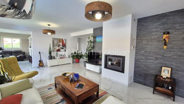 A VENDRE VILLA TROIS FACES DE 160 M² SUR TERRAIN DE 488M² A LATOUR BAS ELNE - QUATRE CHAMBRES - CLIMATISATION REVERSIBLE - PISCINE ESPRIT BALI - GARAGE TRAVERSANT - ATELIER - PROCHE DE TOUS LES COMMERCES ET DES ECOLES - AUCUN TRAVAUX A PREVOIR.
Cette villa, rénovée en 2021, aux normes, se compose en rez-de chaussée d'un hall d'entrée avec dressing, d'une cuisine semi-ouverte parfaitement bien aménagée, d'une pièce à vivre baignée de lumière dotée d'un poele à granules, d'un salon cosy offrant calme et détente, d'un bureau, d'un toilette indépendant, d'une buanderie avec un accès direct au garage, d'une suite parentale avec sa salle d'eau - son dressing et son toilette privatifs, le tout en plain pied pour votre quotidien.
L'étage vous offre trois chambres au volume exceptionnel, et une salle d'eau avec son toilette.
Le stationnement, amplement aisé, permettra de garer deux véhicules sur la parcelle, en plus d'une garage traversant.
De superbes extérieurs vous attendent pour d'agréables moments de farniente en famille ou entre amis, aux abords de sa piscine chauffée, à l'ombre sur ses terrasses en bois abritées par une pergola bioclimatique. De superbes dejeuners ou diners seront favorisés par une cuisine d'été équipée d'un barbecue et de son four à pizza.
Un atelier permettra le stockage de votre outillage divers pour les plus bricoleurs.
A la recherche de confort, de prestations et de volumes dans un calme absolu, cette villa sera idéale pour une famille, en résidence principale ou secondaire.
Je reste à votre disposition pour toutes informations.

Ses atouts : climatisation réversible, menuiseries pvc double vitrage, volets roulants électriques centralisés, volumes, gout très élégant, poele à granules, aspiration centralisée, piscine chauffée.