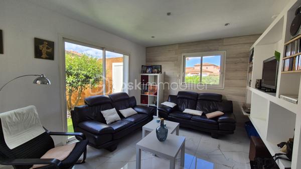 A VENDRE VILLA TROIS FACES DE 160 M² SUR TERRAIN DE 488M² A LATOUR BAS ELNE - QUATRE CHAMBRES - CLIMATISATION REVERSIBLE - PISCINE ESPRIT BALI - GARAGE TRAVERSANT - ATELIER - PROCHE DE TOUS LES COMMERCES ET DES ECOLES - AUCUN TRAVAUX A PREVOIR.
Cette villa, rénovée en 2021, aux normes, se compose en rez-de chaussée d'un hall d'entrée avec dressing, d'une cuisine semi-ouverte parfaitement bien aménagée, d'une pièce à vivre baignée de lumière dotée d'un poele à granules, d'un salon cosy offrant calme et détente, d'un bureau, d'un toilette indépendant, d'une buanderie avec un accès direct au garage, d'une suite parentale avec sa salle d'eau - son dressing et son toilette privatifs, le tout en plain pied pour votre quotidien.
L'étage vous offre trois chambres au volume exceptionnel, et une salle d'eau avec son toilette.
Le stationnement, amplement aisé, permettra de garer deux véhicules sur la parcelle, en plus d'une garage traversant.
De superbes extérieurs vous attendent pour d'agréables moments de farniente en famille ou entre amis, aux abords de sa piscine chauffée, à l'ombre sur ses terrasses en bois abritées par une pergola bioclimatique. De superbes dejeuners ou diners seront favorisés par une cuisine d'été équipée d'un barbecue et de son four à pizza.
Un atelier permettra le stockage de votre outillage divers pour les plus bricoleurs.
A la recherche de confort, de prestations et de volumes dans un calme absolu, cette villa sera idéale pour une famille, en résidence principale ou secondaire.
Je reste à votre disposition pour toutes informations.

Ses atouts : climatisation réversible, menuiseries pvc double vitrage, volets roulants électriques centralisés, volumes, gout très élégant, poele à granules, aspiration centralisée, piscine chauffée.