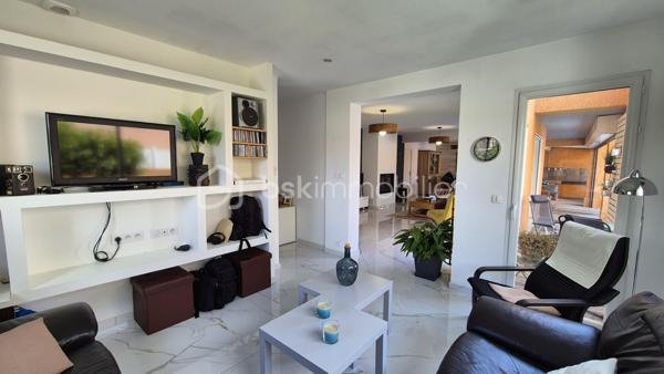 A VENDRE VILLA TROIS FACES DE 160 M² SUR TERRAIN DE 488M² A LATOUR BAS ELNE - QUATRE CHAMBRES - CLIMATISATION REVERSIBLE - PISCINE ESPRIT BALI - GARAGE TRAVERSANT - ATELIER - PROCHE DE TOUS LES COMMERCES ET DES ECOLES - AUCUN TRAVAUX A PREVOIR.
Cette villa, rénovée en 2021, aux normes, se compose en rez-de chaussée d'un hall d'entrée avec dressing, d'une cuisine semi-ouverte parfaitement bien aménagée, d'une pièce à vivre baignée de lumière dotée d'un poele à granules, d'un salon cosy offrant calme et détente, d'un bureau, d'un toilette indépendant, d'une buanderie avec un accès direct au garage, d'une suite parentale avec sa salle d'eau - son dressing et son toilette privatifs, le tout en plain pied pour votre quotidien.
L'étage vous offre trois chambres au volume exceptionnel, et une salle d'eau avec son toilette.
Le stationnement, amplement aisé, permettra de garer deux véhicules sur la parcelle, en plus d'une garage traversant.
De superbes extérieurs vous attendent pour d'agréables moments de farniente en famille ou entre amis, aux abords de sa piscine chauffée, à l'ombre sur ses terrasses en bois abritées par une pergola bioclimatique. De superbes dejeuners ou diners seront favorisés par une cuisine d'été équipée d'un barbecue et de son four à pizza.
Un atelier permettra le stockage de votre outillage divers pour les plus bricoleurs.
A la recherche de confort, de prestations et de volumes dans un calme absolu, cette villa sera idéale pour une famille, en résidence principale ou secondaire.
Je reste à votre disposition pour toutes informations.

Ses atouts : climatisation réversible, menuiseries pvc double vitrage, volets roulants électriques centralisés, volumes, gout très élégant, poele à granules, aspiration centralisée, piscine chauffée.