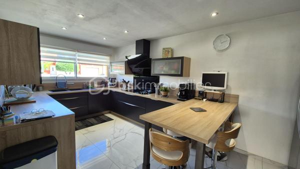 A VENDRE VILLA TROIS FACES DE 160 M² SUR TERRAIN DE 488M² A LATOUR BAS ELNE - QUATRE CHAMBRES - CLIMATISATION REVERSIBLE - PISCINE ESPRIT BALI - GARAGE TRAVERSANT - ATELIER - PROCHE DE TOUS LES COMMERCES ET DES ECOLES - AUCUN TRAVAUX A PREVOIR.
Cette villa, rénovée en 2021, aux normes, se compose en rez-de chaussée d'un hall d'entrée avec dressing, d'une cuisine semi-ouverte parfaitement bien aménagée, d'une pièce à vivre baignée de lumière dotée d'un poele à granules, d'un salon cosy offrant calme et détente, d'un bureau, d'un toilette indépendant, d'une buanderie avec un accès direct au garage, d'une suite parentale avec sa salle d'eau - son dressing et son toilette privatifs, le tout en plain pied pour votre quotidien.
L'étage vous offre trois chambres au volume exceptionnel, et une salle d'eau avec son toilette.
Le stationnement, amplement aisé, permettra de garer deux véhicules sur la parcelle, en plus d'une garage traversant.
De superbes extérieurs vous attendent pour d'agréables moments de farniente en famille ou entre amis, aux abords de sa piscine chauffée, à l'ombre sur ses terrasses en bois abritées par une pergola bioclimatique. De superbes dejeuners ou diners seront favorisés par une cuisine d'été équipée d'un barbecue et de son four à pizza.
Un atelier permettra le stockage de votre outillage divers pour les plus bricoleurs.
A la recherche de confort, de prestations et de volumes dans un calme absolu, cette villa sera idéale pour une famille, en résidence principale ou secondaire.
Je reste à votre disposition pour toutes informations.

Ses atouts : climatisation réversible, menuiseries pvc double vitrage, volets roulants électriques centralisés, volumes, gout très élégant, poele à granules, aspiration centralisée, piscine chauffée.