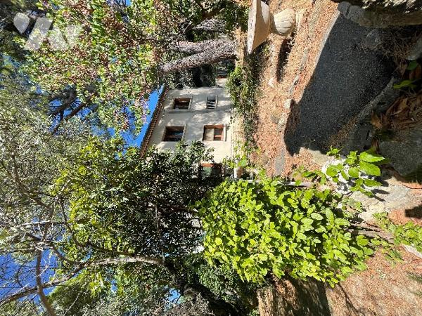 Villa d’environ 168 m² habitables offre un fort potentiel, deux habitations indépendantes.