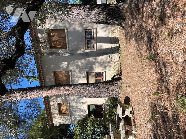 Villa d’environ 168 m² habitables offre un fort potentiel, deux habitations indépendantes.