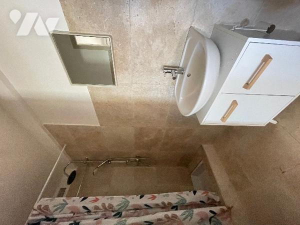 Villa d’environ 168 m² habitables offre un fort potentiel, deux habitations indépendantes.