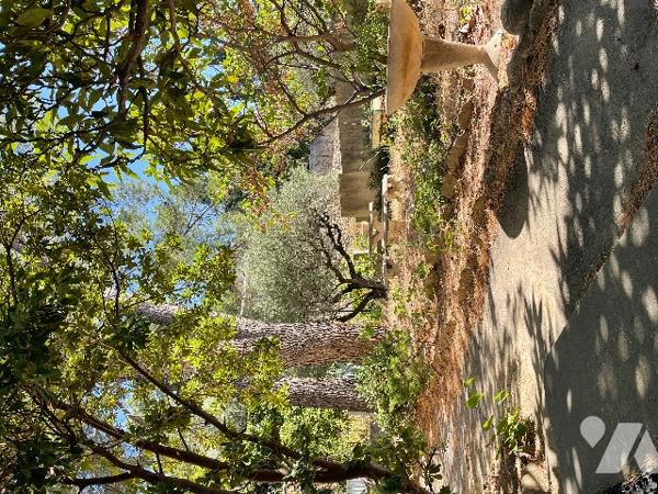 Villa d’environ 168 m² habitables offre un fort potentiel, deux habitations indépendantes.