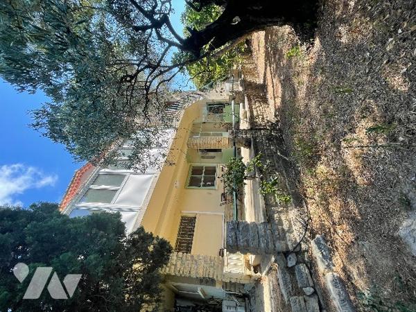 Villa d’environ 168 m² habitables offre un fort potentiel, deux habitations indépendantes.