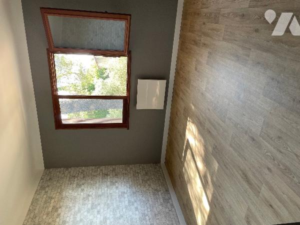 Villa d’environ 168 m² habitables offre un fort potentiel, deux habitations indépendantes.