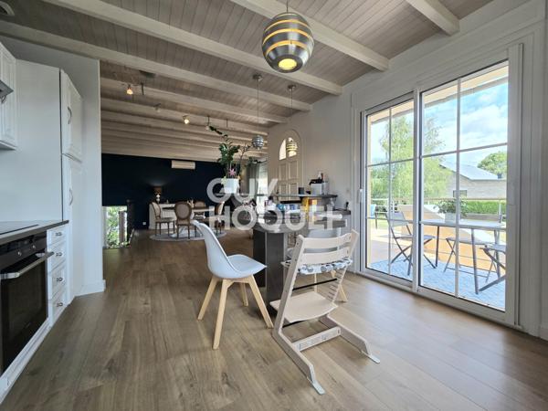 Maison à vendre de 6 pièces de 125 m² habitables (200 m2 avec garages et cave) sur un terrain de 1185 m2